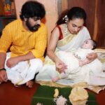 Pearle Maaney Instagram - Nila Baby’s ചോറൂണ് 🥰 . The first ceremonial intake of Rice by a child 🌸 (Nila- “Amma can I have some more?” 😌) . . 📸 @rahuloutlawz . . Styled by @adampallil Saree @cameella_boutique Nila @mybud.kids