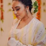 Pearle Maaney Instagram - Happy Onam My Dears 🥰🌸🥰 . . Styled by @rn.rakhi 📸 @jiksonphotography MUA @makeupandhairbysagallya Saree @roukabysreejithjeevan Blouse @bespokecannery Shirt @oldschool_kochi Location @thestudioloc
