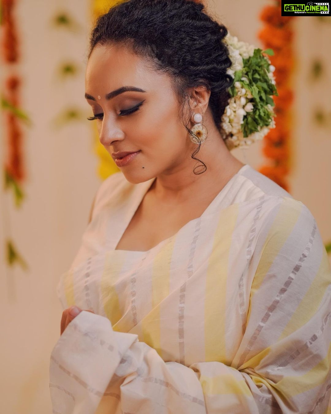 Pearle Maaney Instagram - Happy Onam My Dears 🥰🌸🥰 . . Styled by @rn.rakhi 📸 @jiksonphotography MUA @makeupandhairbysagallya Saree @roukabysreejithjeevan Blouse @bespokecannery Shirt @oldschool_kochi Location @thestudioloc