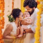 Pearle Maaney Instagram - It’s Nila’s First Onam 🌸😁🌸 . @srinish_aravind . Styled by @rn.rakhi 📸 @jiksonphotography MUA @makeupandhairbysagallya Saree @roukabysreejithjeevan Blouse @bespokecannery Shirt @oldschool_kochi Location @thestudioloc