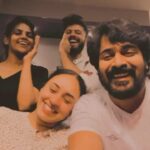 Pearle Maaney Instagram – Guess who’s getting ripped tonight 😂 who did it right ?? 
@srinish_aravind @adampallil @makeupandhairbysagallya