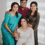 Pearle Maaney Instagram - We grew up together and no matter what…. We will always stick together 🥰❤️ The Squad @shradha_davis @sharathdavis @rinita_davis
