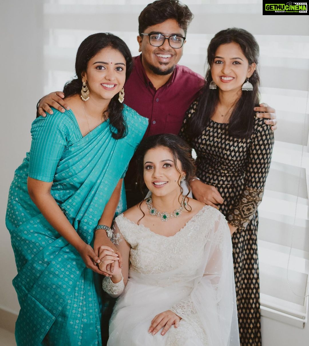 Pearle Maaney Instagram - We grew up together and no matter what…. We will always stick together 🥰❤️ The Squad @shradha_davis @sharathdavis @rinita_davis