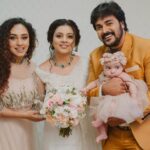 Pearle Maaney Instagram – Srini and I love you so much Vavachi 😘
Meanwhile 
Nila’s Mind Voice: “No, I won’t let go of my Mema.. she is mine” 😏
.
By the way Nila is also wearing @t.and.msignature 
.
@srinish_aravind looks handsome in @men_in_q_wedding