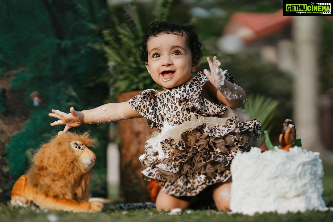 Pearle Maaney Instagram - ‘Nila Turns One’ One of the Most Beautiful Days of our life. Our little Angel is growing and we had to call the whole Jungle to celebrate with us 😋 @nila.pearlish ❤️ . Decor @dreams_floristsanddecorators Clicks @magicmotionmedia Cake @whisk_n_frost Location @tajmalabarcochin MUA @makeupandhairbysagallya
