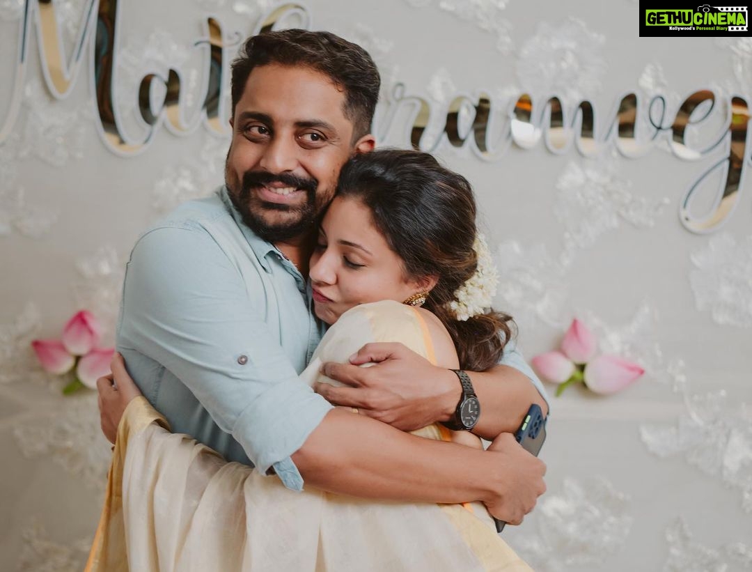 Pearle Maaney Instagram - And that’s how happy we were all on Vavachi’s special day… ❤️ . Pic 1 : Haha haha Pic 2 : @naveen.richard making us all “hahahaha” Pic 3: @paul_francis2244 being all senti Pic 4 : advice from Anu Chechi and Apu chettan on married life 😜🤪 Pic 5 : @shradha_davis is next on line! So reminding her that. Pic 6: Mummy and Mini Aunty Pic 7 : Daddy… Pic 8 : there is no Pic 8 😂 . Clicks @magicmotionmedia Events and Decor @_whitewindow__