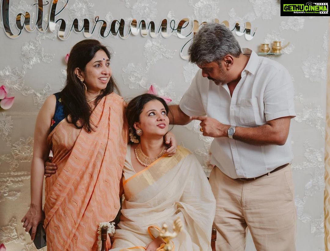 Pearle Maaney Instagram - And that’s how happy we were all on Vavachi’s special day… ❤️ . Pic 1 : Haha haha Pic 2 : @naveen.richard making us all “hahahaha” Pic 3: @paul_francis2244 being all senti Pic 4 : advice from Anu Chechi and Apu chettan on married life 😜🤪 Pic 5 : @shradha_davis is next on line! So reminding her that. Pic 6: Mummy and Mini Aunty Pic 7 : Daddy… Pic 8 : there is no Pic 8 😂 . Clicks @magicmotionmedia Events and Decor @_whitewindow__