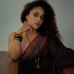 Pearle Maaney Instagram - These glass bangles have seen a lot… last Year this time they were busy entertaining NILA who was getting ready to be born. Peace Love and Music to All 🥰 . . 📸 @clintsoman #selfstyling