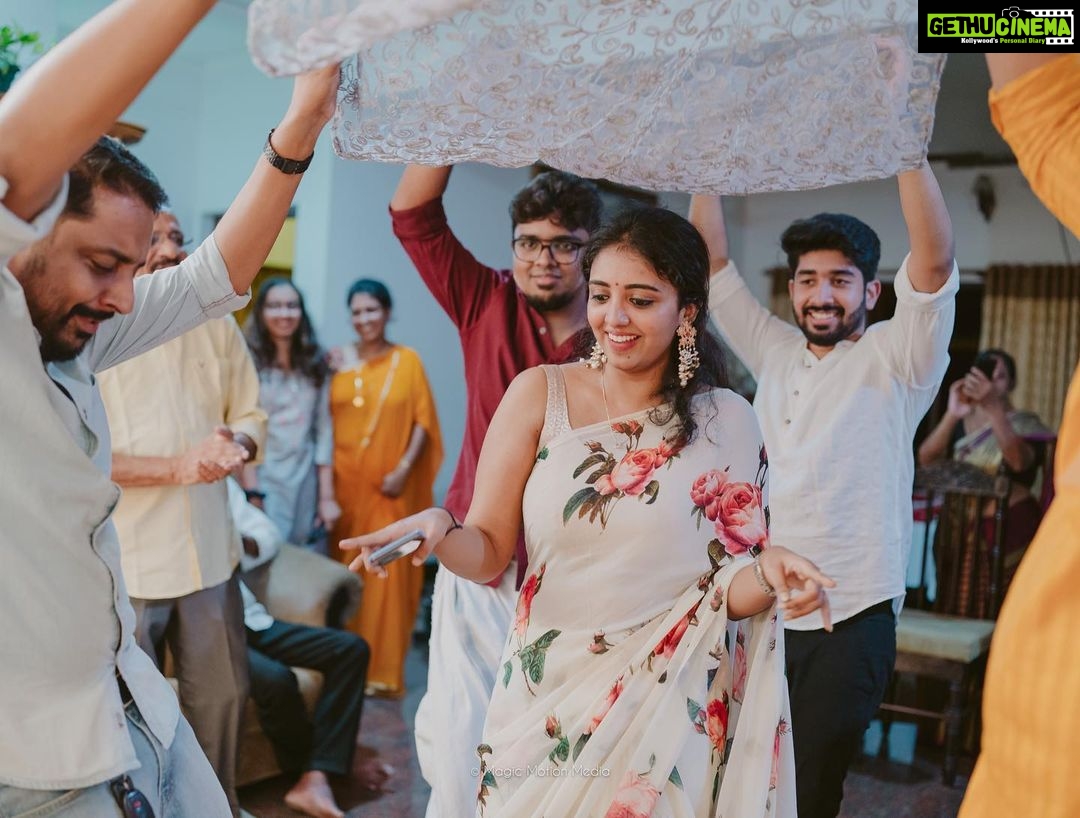 Pearle Maaney Instagram - And that’s how happy we were all on Vavachi’s special day… ❤️ . Pic 1 : Haha haha Pic 2 : @naveen.richard making us all “hahahaha” Pic 3: @paul_francis2244 being all senti Pic 4 : advice from Anu Chechi and Apu chettan on married life 😜🤪 Pic 5 : @shradha_davis is next on line! So reminding her that. Pic 6: Mummy and Mini Aunty Pic 7 : Daddy… Pic 8 : there is no Pic 8 😂 . Clicks @magicmotionmedia Events and Decor @_whitewindow__