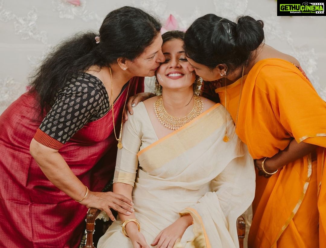 Pearle Maaney Instagram - And that’s how happy we were all on Vavachi’s special day… ❤️ . Pic 1 : Haha haha Pic 2 : @naveen.richard making us all “hahahaha” Pic 3: @paul_francis2244 being all senti Pic 4 : advice from Anu Chechi and Apu chettan on married life 😜🤪 Pic 5 : @shradha_davis is next on line! So reminding her that. Pic 6: Mummy and Mini Aunty Pic 7 : Daddy… Pic 8 : there is no Pic 8 😂 . Clicks @magicmotionmedia Events and Decor @_whitewindow__