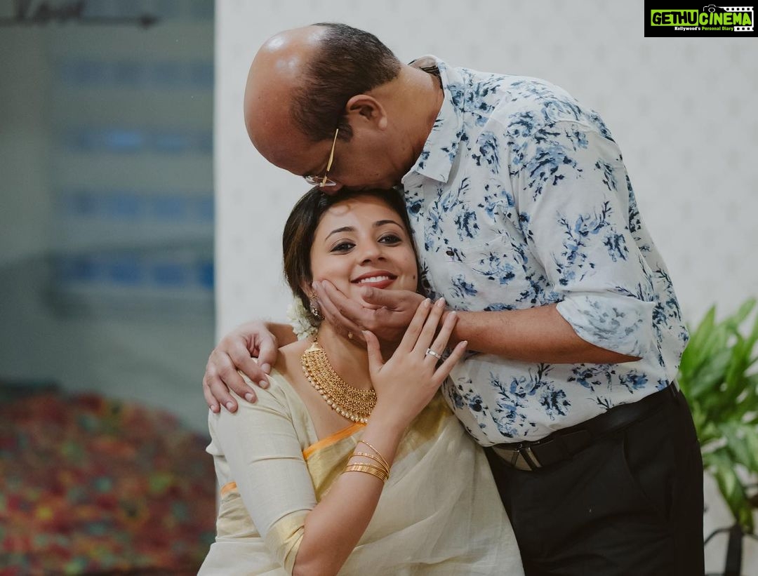 Pearle Maaney Instagram - And that’s how happy we were all on Vavachi’s special day… ❤️ . Pic 1 : Haha haha Pic 2 : @naveen.richard making us all “hahahaha” Pic 3: @paul_francis2244 being all senti Pic 4 : advice from Anu Chechi and Apu chettan on married life 😜🤪 Pic 5 : @shradha_davis is next on line! So reminding her that. Pic 6: Mummy and Mini Aunty Pic 7 : Daddy… Pic 8 : there is no Pic 8 😂 . Clicks @magicmotionmedia Events and Decor @_whitewindow__