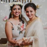 Pearle Maaney Instagram – Vavachi’s Madhuramveppu 
Pic 1 … Mema’s Momo 😀
Pic 2 … again Mema and her Momo.
Pic 3 . @shradha_davis 😋
Pic 4 . @sharathdavis trying really hard to make the chords work 
Pic 5. @sharathdavis couldn’t make the chords work 😜
.
.
Clicks @magicmotionmedia 
Events and Decor @_whitewindow__