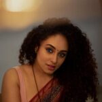 Pearle Maaney Instagram – Looking at the Brighter Side 💫
.
.
📸 @clintsoman 
#selfstyled