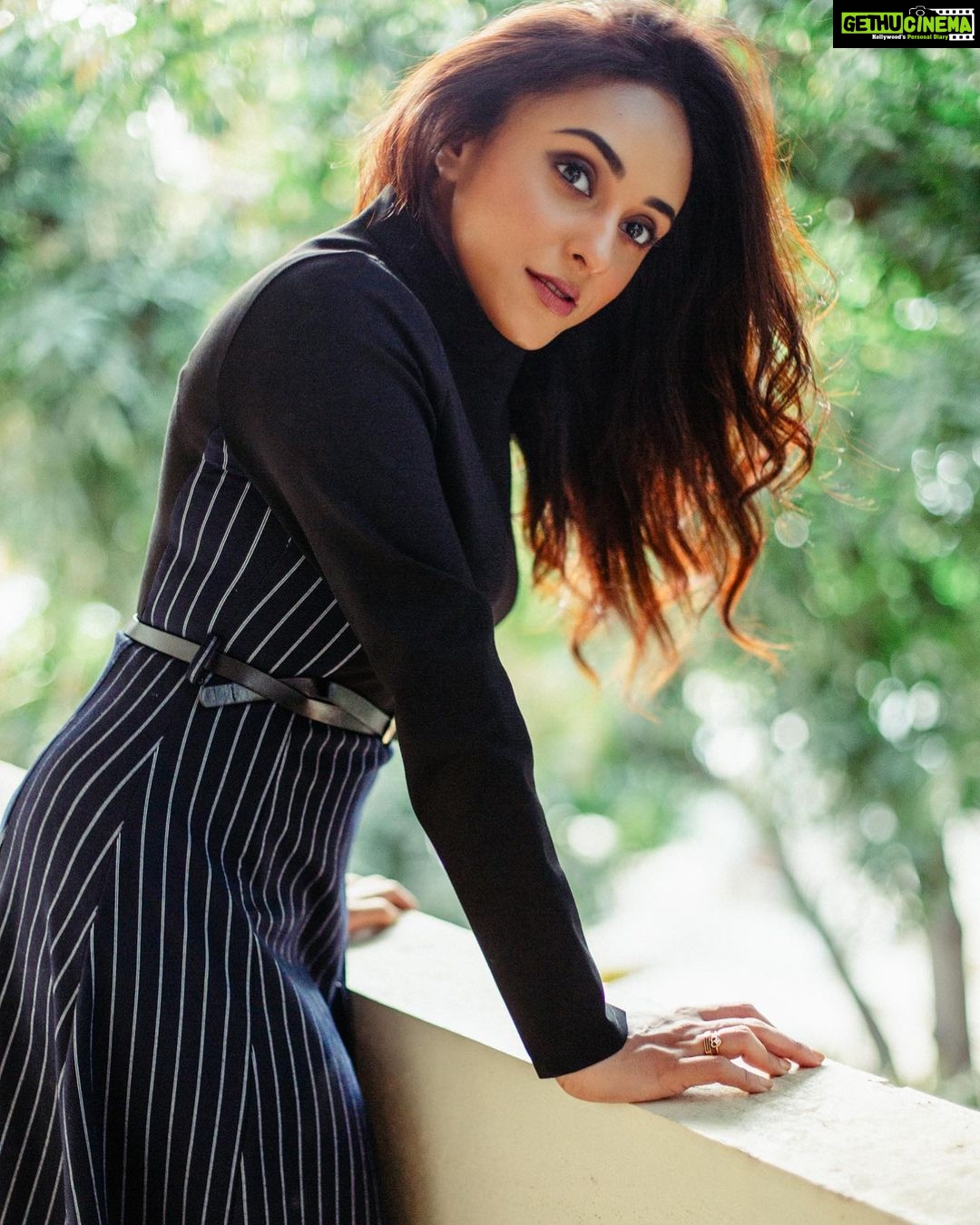Pearle Maaney Instagram - I look back. I see all the times I fell and also the times I got up back and continued walking. Life isn’t about the falls.. it’s about the times we get up. It’s okay to fall but it’s not okay to stay there. So get back up and keep walking. Don’t let the challenges win. Let your life win. Let Your Strength win. If u fall 100 times… make sure u get up 101 times. ❤️ . @clintsoman 📸 Styled by @adampallil