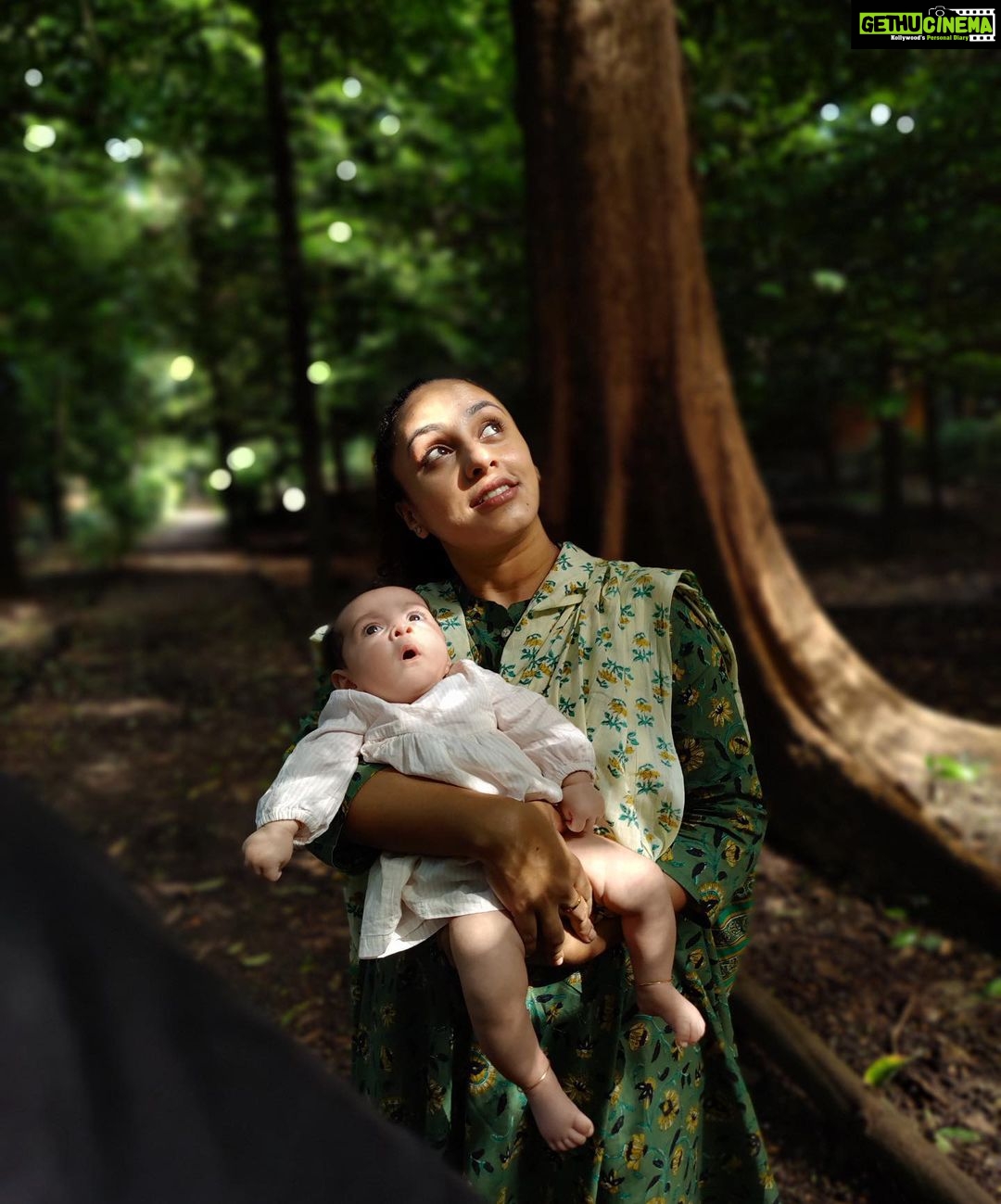 Pearle Maaney Instagram - A world full of magic and wonder… A world full of adventure and love… Her tiny eyes have started focusing on colours and objects now… Her tiny arms now slowly learning to hold and touch. Looking at the World Through her eyes, I am seeing a Totally New World. ❤️ . PS: “ Nila Definitely loves our World..she is in Awe. “ Thank you @srinish_aravind for capturing this moment… 🥰 #TinyHumans #TinyTeachers . I’m wearing @mehzill_fashion . I dint know it was World Environment day when I posted this…its like the perfect picture for today. 😀🥰 Happy coincidence.