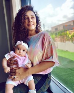Pearle Maaney Instagram - Birthday Morning with my Little Sunshine 🥰 . @srinish_aravind making us both pose 😋