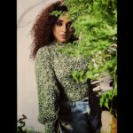 Pearle Maaney Instagram - Merging with the green 🪴 . #virtualshoot by @clintsoman Styling n Makeup by Me 🙂