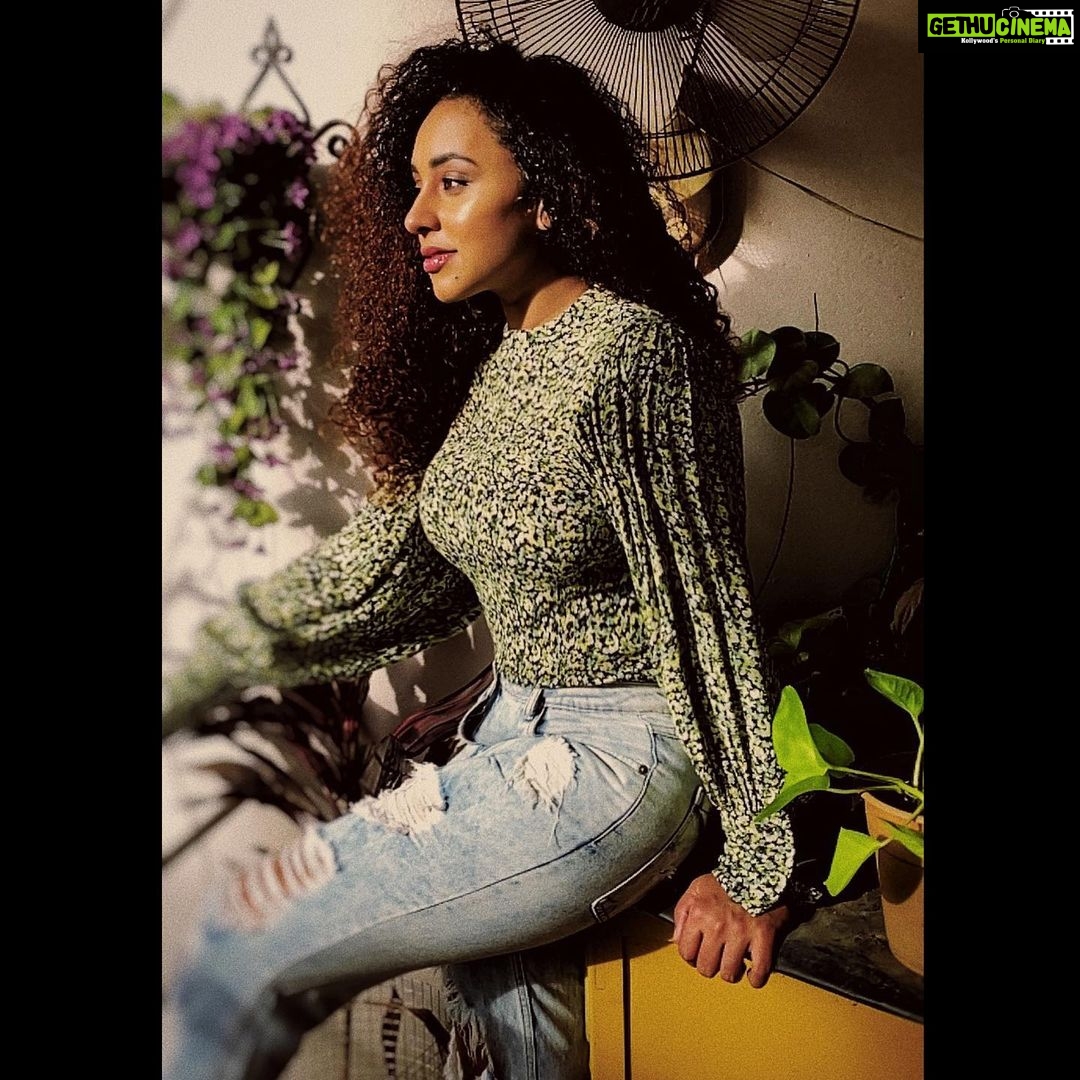 Pearle Maaney Instagram - Found some time for a Virtual photoshoot at home in between Mommy Duties ð ðĨ° . Click by @clintsoman Styling and Makeup by Me ð Location : Home Garden ðŠī
