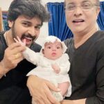 Pearle Maaney Instagram - Nila with her men in black wearing her white frock. Amma’s Bday Special Outfit 😋🧿 . Dada and Grandpa @srinish_aravind @maaneypaul
