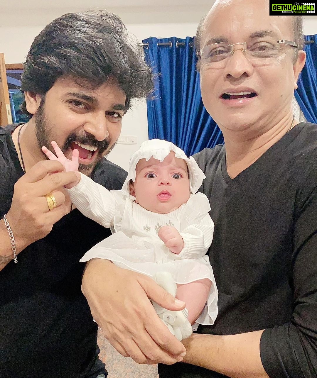 Pearle Maaney Instagram - Nila with her men in black wearing her white frock. Amma’s Bday Special Outfit 😋🧿 . Dada and Grandpa @srinish_aravind @maaneypaul
