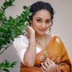 Pearle Maaney Instagram - Hi 🙋‍♀️ 🙂 (PS : when you have a baby and you don’t have time to think of a long caption.. the above word comes handy) 🤪 . . . @anwarpattambiphotography @makeupandhairbysagallya