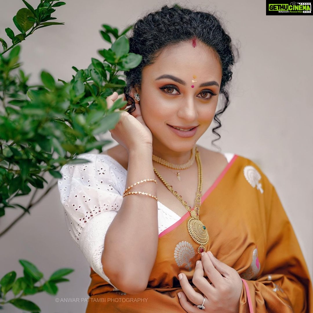 Pearle Maaney Instagram - Hi πββοΈ π (PS : when you have a baby and you donβt have time to think of a long caption.. the above word comes handy) π€ͺ . . . @anwarpattambiphotography @makeupandhairbysagallya