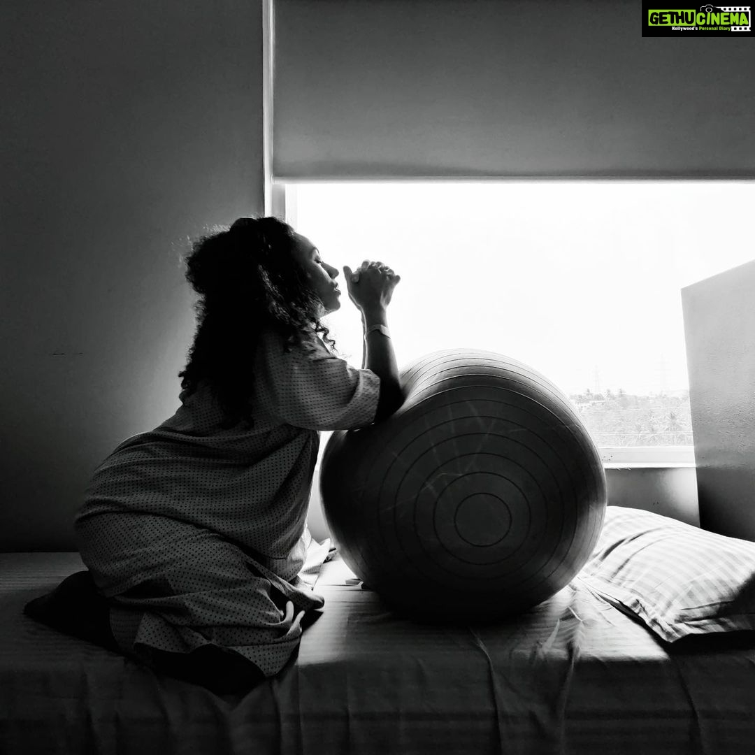Pearle Maaney Instagram - The Most beautiful gifts in life sometimes comes after some real tough times... perfect example is the birth of a baby. After unbearable pain comes the greatest gift called life.., which makes you forget everything... In this picture you can see a mother being born... a father supporting her and a baby kicking her way Into this world. 🌙 . @srinish_aravind my love... I know you went through more pain than I did. I love you 😘 📸 . “Nila’s Happy Birth Story” Link in Bio
