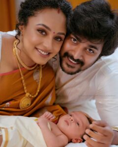 Pearle Maaney Instagram - Amma Acha and Nila baby ☺️
🧿 @srinish_aravind 
.
Nila: “Camera Uncle! Focus on me” 🙂
.

@anwarpattambiphotography 
@makeupandhairbysagallya
