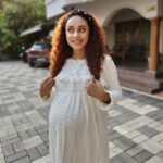 Pearle Maaney Instagram - Guess what I’m thinking about 🤓 yea it’s Definitely food ! 😍 . @srinish_aravind 📸 . . wearing @peach_me_designs