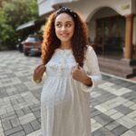 Pearle Maaney Instagram - Guess what I’m thinking about 🤓 yea it’s Definitely food ! 😍 . @srinish_aravind 📸 . . wearing @peach_me_designs