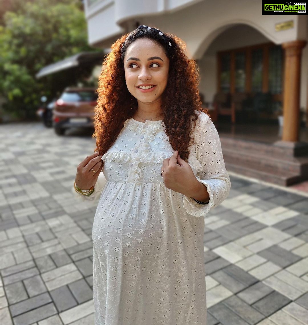 Pearle Maaney Instagram - Guess what Iโm thinking about ๐ค yea itโs Definitely food ! ๐ . @srinish_aravind ๐ธ . . wearing @peach_me_designs