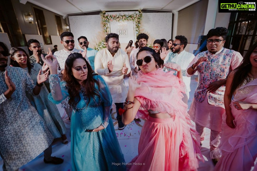 Pearle Maaney Instagram - Pregnant aanengilum Dance Mukhyam Bigile 😜 @amalapaul @sharathdavis . . #FoRaeVer #Engaged . Click @magicmotionmedia Event @rainmakereventsandweddings Outfit @paris_de_boutique
