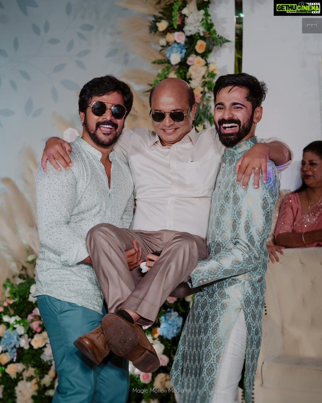 Pearle Maaney Instagram - Daddy and His boys πππ§Ώππ @srinish_aravind @rubenbijy . #engaged #FoRaeVer . Click @magicmotionmedia Event by @rainmakereventsandweddings