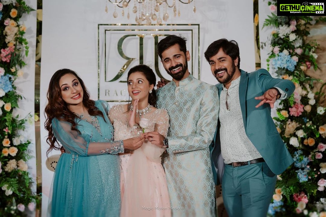 Pearle Maaney Instagram - All my babies in a Single frame ❤️🤓 literally 😋 #engaged #FoRaeVer . . Click @magicmotionmedia Event @rainmakereventsandweddings . . Outfit @srinish_aravind and myself @paris_de_boutique