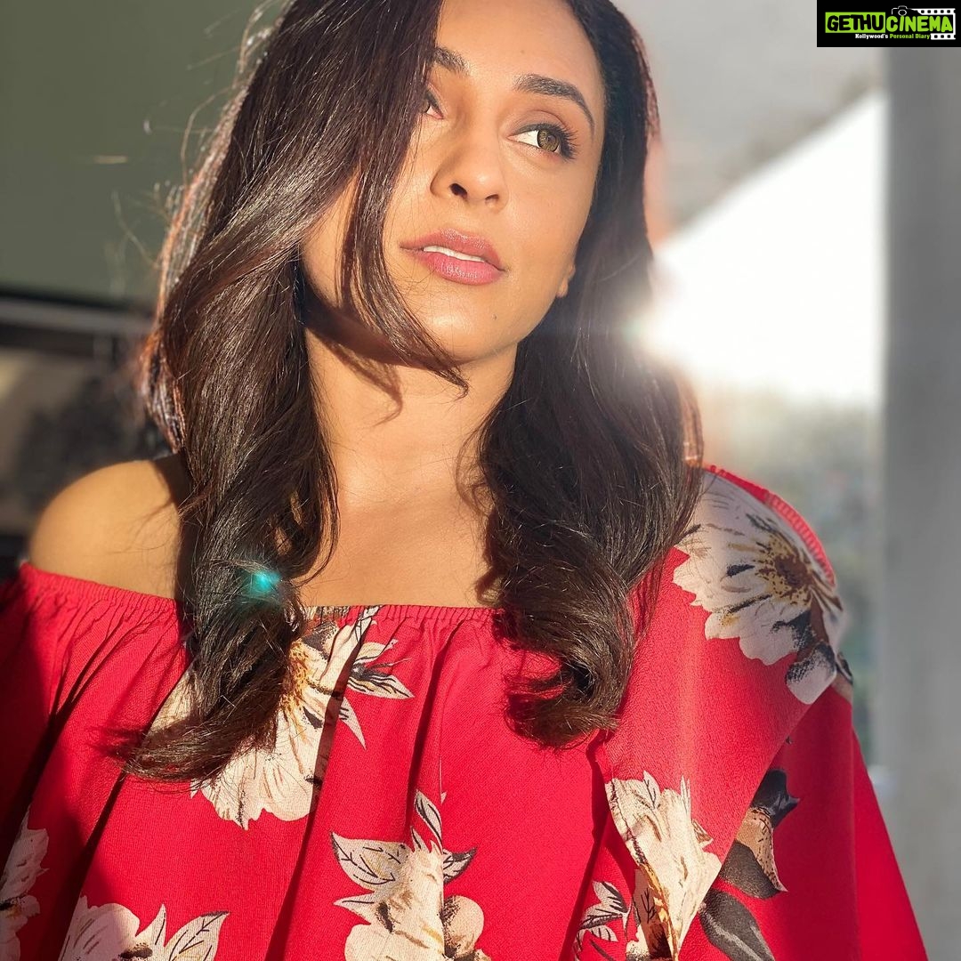 Pearle Maaney Instagram - Ludo Movie BTS from the Makeover Scene 🤓 📸 by Rahul Avasthi @rohitsaraf10 😎 Ludo now streaming on Netflix Make up by @rameshpanda.mua Styling @aashishdwyer