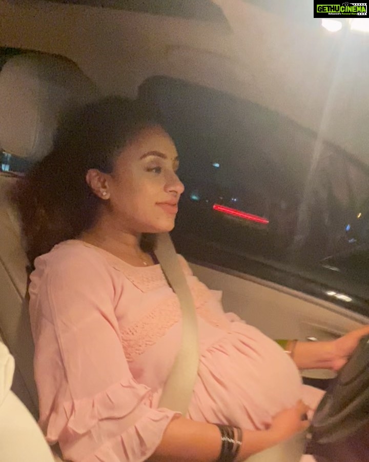 Pearle Maaney Instagram - This is us trying to cheer up Aishuma who was feeling a bit cranky and as u can see she was happy again by the end of all this 😜 if the mommies are happy then the babies will be too... Because Happiness is Contagious 😋🥰 . @zehera_cimi @inarah_samseer