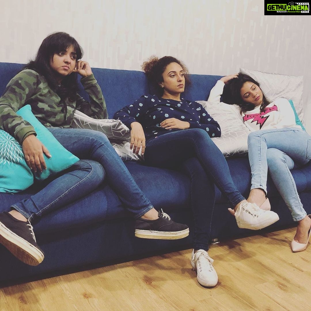 Pearle Maaney Instagram - My last 3 brain cells during Maths Exam. . @shradha_davis @rachel_maaney