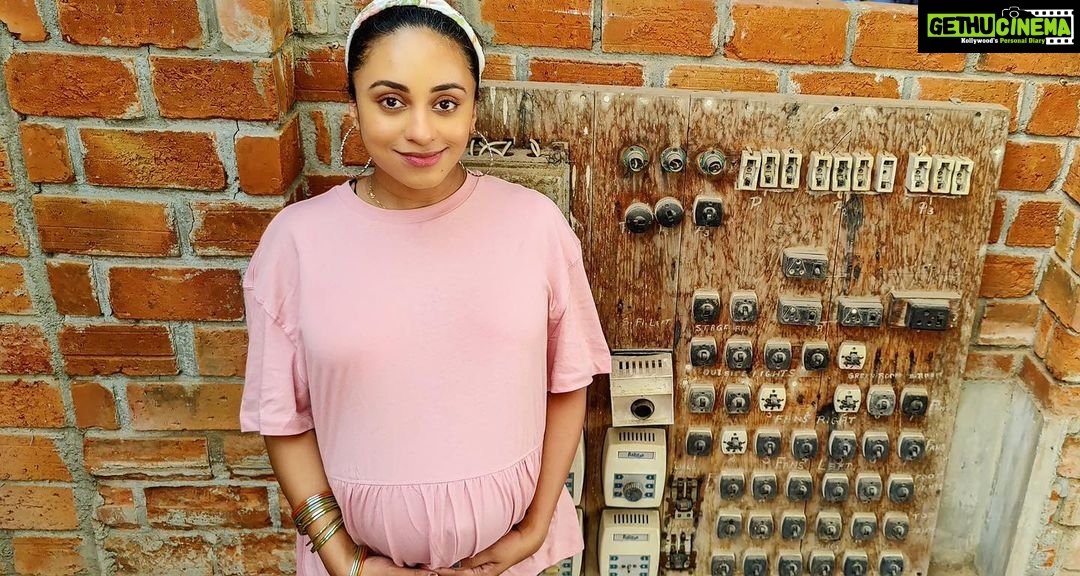 Pearle Maaney Instagram - Find what Turns you On in Life.... and chase it. Coz life is all about Power and only You have access to your Switch. I’ve found mine.. ahem.. Have you? . Just made that up coz I needed a cool caption 😂 . @srinish_aravind 📸