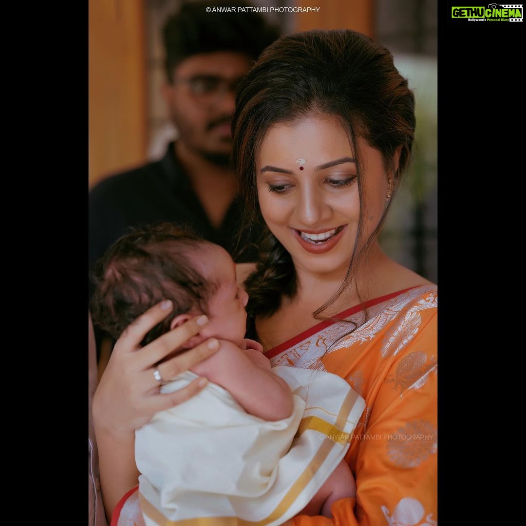 Pearle Maaney Instagram - Nila has two Ammas... Rachel Mema and Me. it’s truly a blessing to have a sister and she has stood by me through every inch of this journey... things that she reads from my face... she knows when I’m upset and she knows how to protect me... the same goes with Nila... she keeps her calm and happy... I’ve never heard Rachel sing but now I hear her singing... Nila has Brought new meanings to our sisterhood...I’m sure Nila will grow up to be Mema’s little girl....❤️ @rachel_maaney . @anwarpattambiphotography @makeupandhairbysagallya