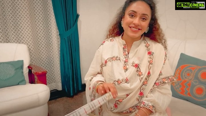 Pearle Maaney Instagram - Gifts like these are so special.... Thank you so much @littlepeanut.in for sending me this cute hamper and thank you @a.m.o.r.e.t.t.e for adding some glitter and style to it πβ€οΈπ§Ώ . . @reejukurian @tinusholly π I love you guys : . Im wearing @mehzill_fashion in this πΈ