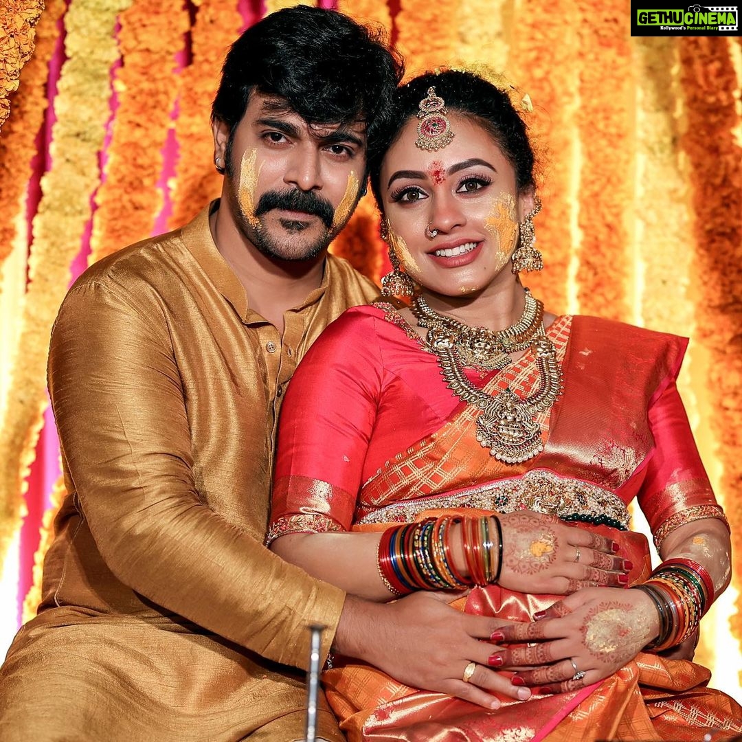 Pearle Maaney Instagram - Okay now time to show my Valas of Valakappu also.... look how handsome my man is 🤩😋 @srinish_aravind . Making Every Moment Special.... ❤️ As we wait for Our ‘World’ to be born 😘 . ‘Valaikappu’ function #pearlishValaikappu . 🌸🧿 . Photography : @sainu_whiteline @_whitelinephotography_ Event decor : @dreams_floristsanddecorators . . Styling : @asaniya_nazrin MUA : @renjurenjimar . Location : @pachamamaartcafe