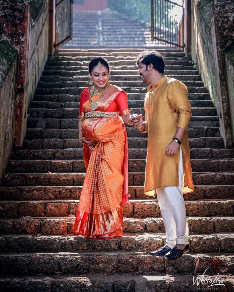 Pearle Maaney Instagram - Holding hands every step of our life 🥰 Making Every Moment Special.... ❤️ As we wait for Our ‘World’ to be born 😘 . ‘Valaikappu’ function #pearlishValaikappu @srinish_aravind . 🌸🧿 . Photography : @sainu_whiteline @_whitelinephotography_ Event decor : @dreams_floristsanddecorators . . Styling : @asaniya_nazrin MUA : @renjurenjimar . Location : @pachamamaartcafe Pachamama Arts and Heritage