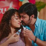 Pearle Maaney Instagram – Feeding each other happy thoughts and Lots of love 😋 I took those cute little bottles back home with me thinking I could use them in future .. but Pling aayi poyi 😂 @srinish_aravind 😘 
.
To my little sister @rachel_maaney who planned this whole baby shower in secret 😘
#pearlishbabyshower 
.

Clicks : @magicmotionmedia 
Cakes @whisk_n_frost
Costume @think_over_things_signature
Decor : @thefetecompany 
Make up : @themixandbrows 
Tiara @wowcrafts_
Venue : @pranaayurvediccentre