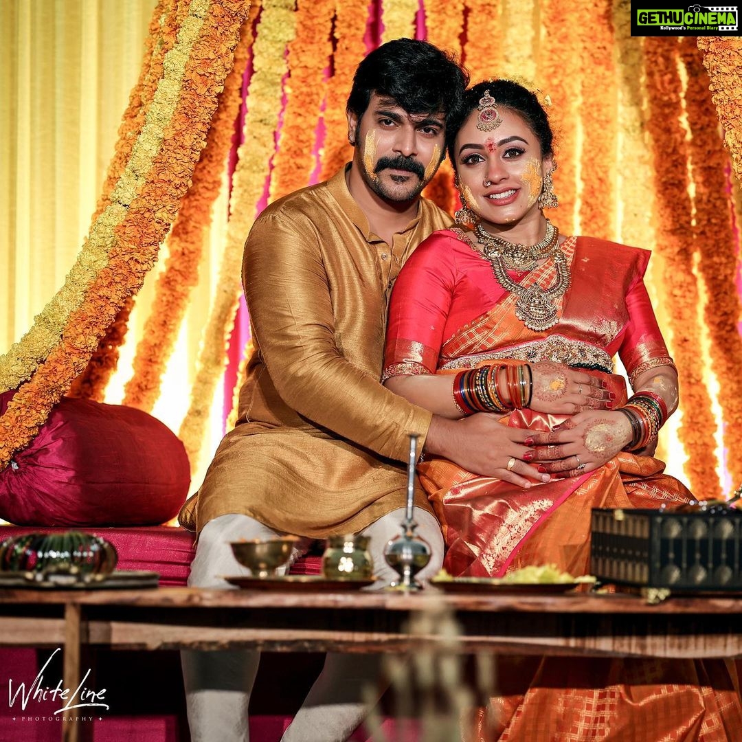 Pearle Maaney Instagram - Okay now time to show my Valas of Valakappu also.... look how handsome my man is 🤩😋 @srinish_aravind . Making Every Moment Special.... ❤️ As we wait for Our ‘World’ to be born 😘 . ‘Valaikappu’ function #pearlishValaikappu . 🌸🧿 . Photography : @sainu_whiteline @_whitelinephotography_ Event decor : @dreams_floristsanddecorators . . Styling : @asaniya_nazrin MUA : @renjurenjimar . Location : @pachamamaartcafe