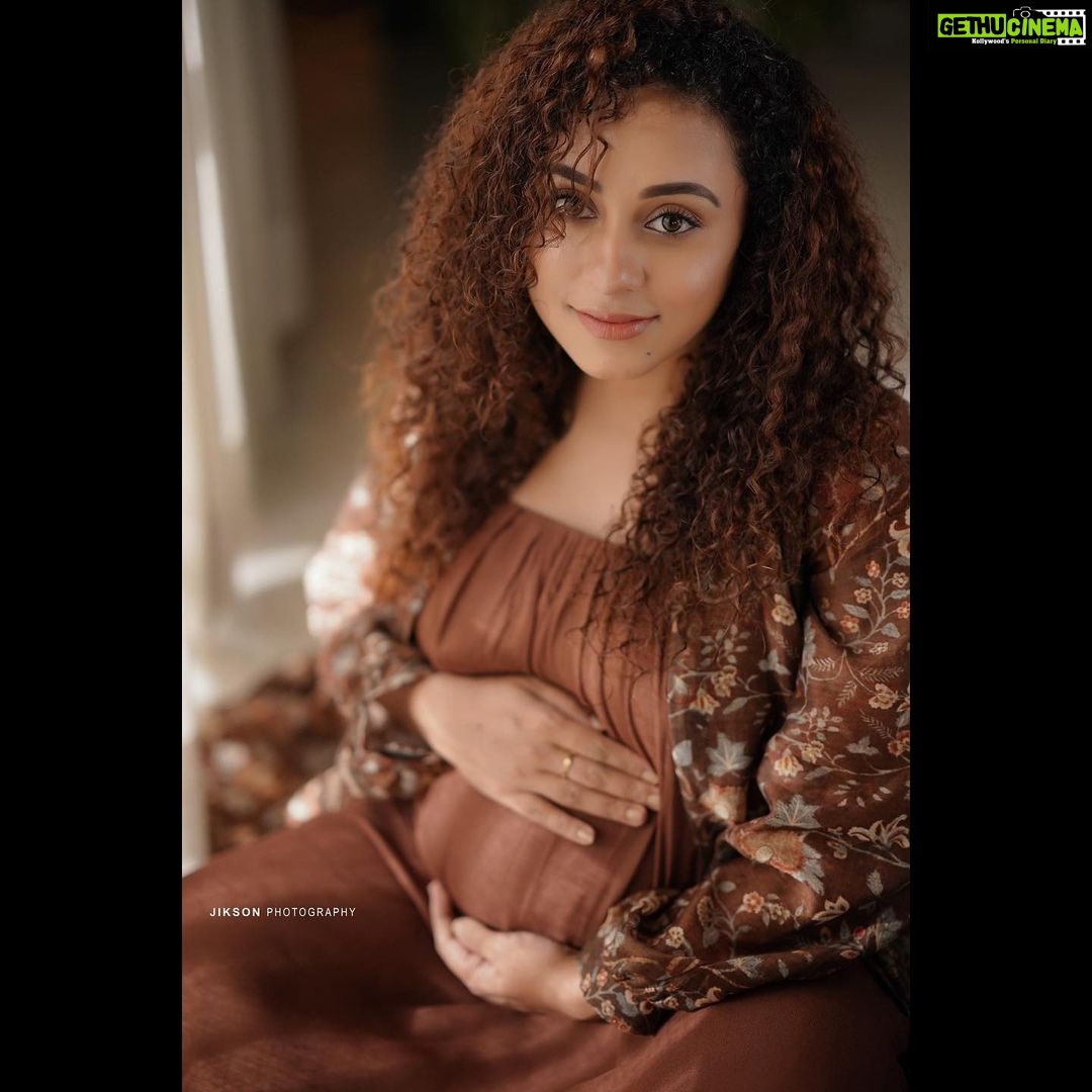 Pearle Maaney Instagram - As a woman I’ve never felt so blessed before... to know that there are two hearts beating inside me at the same time... to know there is a another life that’s going to be completely different from mine, growing within. To be a door for a new being to enter into this world... Women were born Empowered... And we know that... and Men... they Protect, Love, Support and Shield us during this wonderful process ❤️ patiently waiting to show the World, to the ‘little one’ through their Eyes. ❤️ just how i see it... and Life... Goes On. 💎🧿 . . Wearing @shristichetani.kolkata Styled by @aashishdwyer Styling Assisted by @_zuzanh_ Coordinated by @asaniya_nazrin Make Up by @femy_antony_makeup_artist Make up Assisted by @sarath.kumar86 Location @portmuziriskochi Photograph by @lightsoncreations Photgrapher @jiksonphotography Retouch by @a____p____t #LUDOmoviePromotions