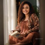 Pearle Maaney Instagram - Read! You Read! 🤓😋 . Hope you all had a great weekend. As this new Week begins Say Yes to New happy habits... smile more.. drink more water... be more loving... do a bit more of everything that’s good... and just be a Happier You. I love each one of you and You are Precious! You are a Diamond... no matter where you are... you are always precious. Keep reminding yourself that. 💎 🥰 . . Wearing @shristichetani.kolkata Styled by @aashishdwyer Styling Assisted by @_zuzanh_ Coordinated by @asaniya_nazrin Make Up by @femy_antony_makeup_artist Make up Assisted by @sarath.kumar86 Location @portmuziriskochi Photograph by @lightsoncreations Photgrapher @jiksonphotography Retouch by @a____p____t #LUDOmoviePromotions