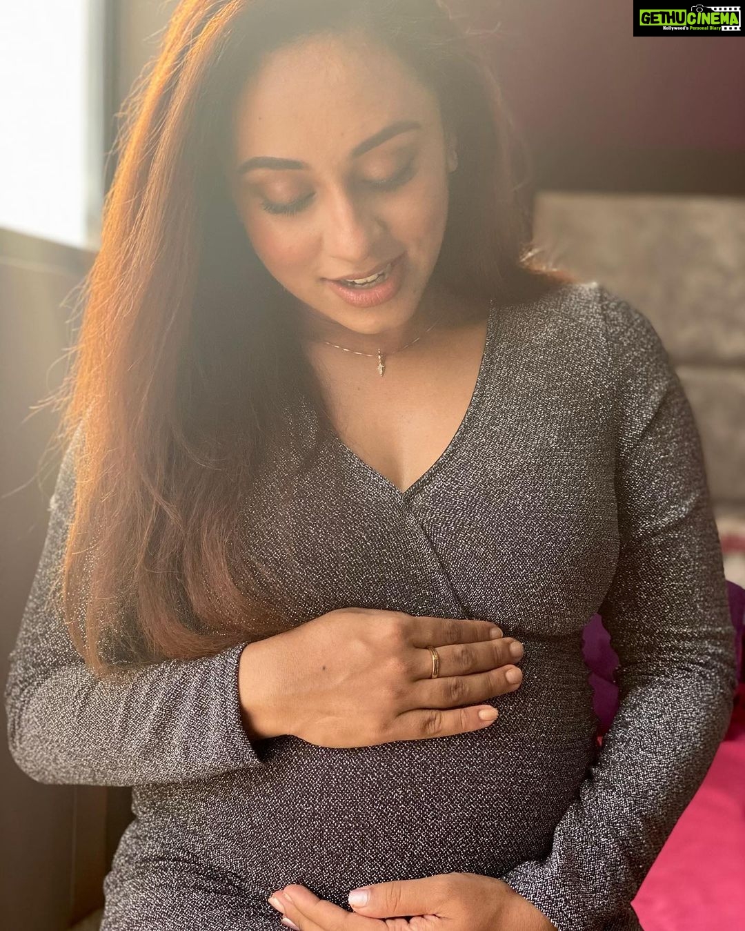 Pearle Maaney Instagram - The world is a Beautiful place little one... ❤️ Can’t wait for you to see it 😘 @srinish_aravind always capturing special moments 📸 . . . Styling @asaniya_nazrin Make up @femy_antony_makeup_artist