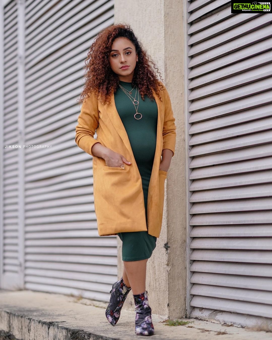 Pearle Maaney Instagram - One step at a time... there’s no need to rush... it’s like learning to fly or falling in love ❤️😋 . #LudoNetflix Promotions . . Stylist : @asaniya_nazrin Photography : @jiksonphotography MUA : @femy_Antony_makeup_artist Outfit : @ans_hautecouture_official