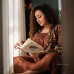 Pearle Maaney Instagram – Read! You Read! 🤓😋 
.
Hope you all had a great weekend. As this new Week begins Say Yes to New happy habits… smile more.. drink more water… be more loving… do a bit more of everything that’s good… and just be a Happier You. I love each one of you and You are Precious! You are a Diamond… no matter where you are… you are always precious. Keep reminding yourself that. 💎 🥰
.
.

Wearing @shristichetani.kolkata 
Styled by @aashishdwyer 
Styling Assisted by @_zuzanh_ 
Coordinated by @asaniya_nazrin 
Make Up by @femy_antony_makeup_artist 
Make up Assisted by @sarath.kumar86 
Location @portmuziriskochi 
Photograph by @lightsoncreations 
Photgrapher @jiksonphotography
Retouch by @a____p____t 
#LUDOmoviePromotions