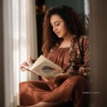Pearle Maaney Instagram - Read! You Read! 🤓😋 . Hope you all had a great weekend. As this new Week begins Say Yes to New happy habits... smile more.. drink more water... be more loving... do a bit more of everything that’s good... and just be a Happier You. I love each one of you and You are Precious! You are a Diamond... no matter where you are... you are always precious. Keep reminding yourself that. 💎 🥰 . . Wearing @shristichetani.kolkata Styled by @aashishdwyer Styling Assisted by @_zuzanh_ Coordinated by @asaniya_nazrin Make Up by @femy_antony_makeup_artist Make up Assisted by @sarath.kumar86 Location @portmuziriskochi Photograph by @lightsoncreations Photgrapher @jiksonphotography Retouch by @a____p____t #LUDOmoviePromotions